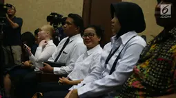Terdakwa pemberi keterangan palsu dalam sidang korupsi e-KTP, Miryam S Haryani menunggu dimulainya sidang perdana di Pengadilan Tipikor, Kamis (13/7). Agenda perdana mendengarkan dakwaan dari jaksa penuntut umum KPK. (Liputan6.com/Helmi Afandi)