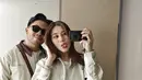 Jaket mereka dipadukan dengan kaus putih serta dipermanis dengan beberapa aksesori penunjang gaya, seperti kacamata hitam. [@aurelie.hermansyah].
