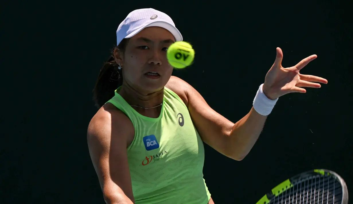 Memulai pertandingan dengan semangat tinggi, Janice Tjen berhasil menyamakan beberapa poin kritis. Tampak dalam foto, petenis Indonesia, Janice Tjen memukul bola saat bertanding melawan Karolina Pliskova dari Republik Ceko selama pertandingan babak kedua tunggal putri turnamen tenis Australian Open 2026, di Melbourne, Kamis (22/1/2026). (Paul Crock/AFP)