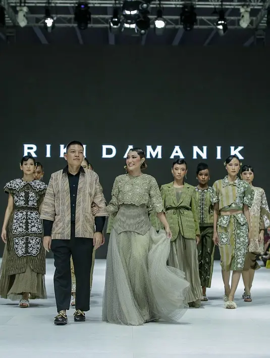 Ayu Dewi juga melenggang di atas panggung JFW 2024 untuk desainer Riki Damanik. Riki Damanik juga menjadi salah satu desainer yang dibawa oleh Dekranasda Kota Medan. [Foto: Instagram/jfwofficial]