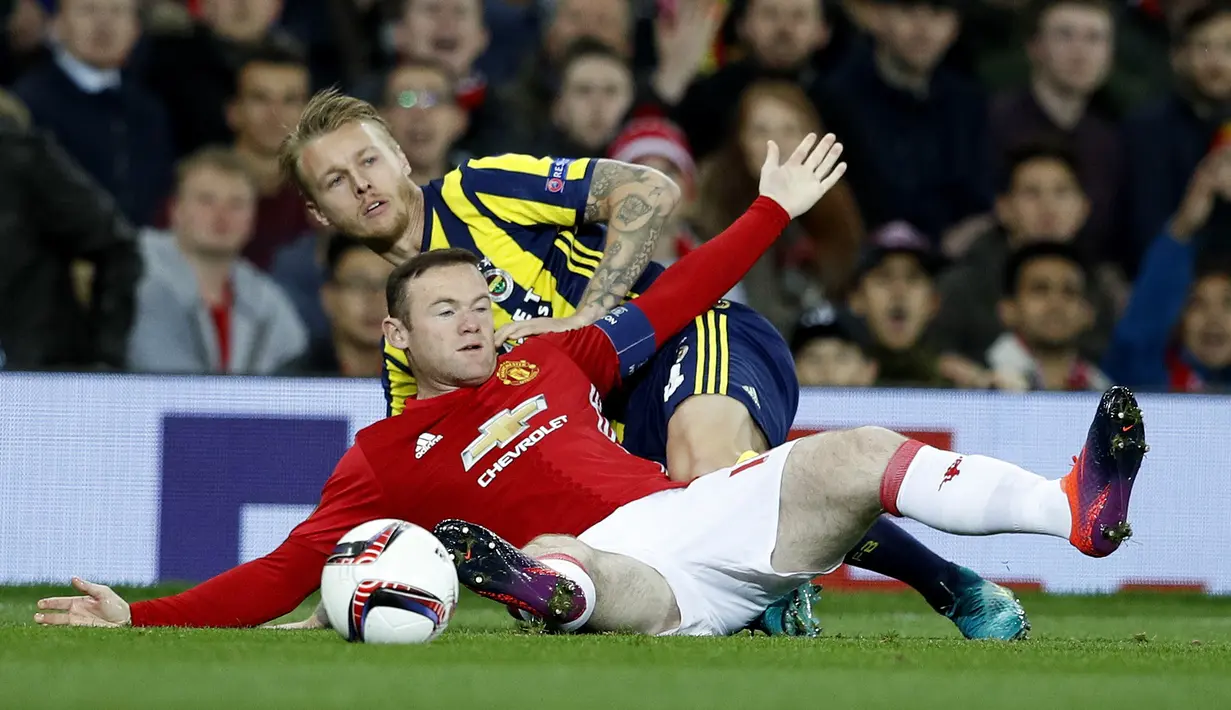 Pemain Manchester United, Wayne Rooney, dilanggar pemain Fenerbahce, Simon Kjaer, dalam laga Grup A Liga Europa di Stadion Old Trafford, Manchester, Jumat (21/10/2016). (Reuters/Phil Noble)
