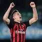 Striker AC Milan Krzysztof Piatek menyapa penonton usai mengalahkan Chievo pada pekan ke-27 Liga Italia di Stadion Marcantonio Bentegodi, Verona, Sabtu (9/3). Piatek mencetak gol penentu untuk kemenangan AC Milan. (Miguel MEDINA/AFP)