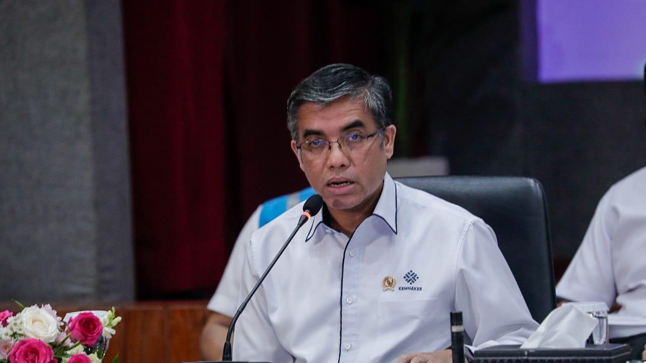 Menteri Ketenagakerjaan, Yassierli dalam Konferensi Pers Paket Kebijakan Ekonomi untuk Kesejahteraan di Kantor Kementerian Koordinator Bidang Perekonomian, Jakarta, Senin (16/12/2024).