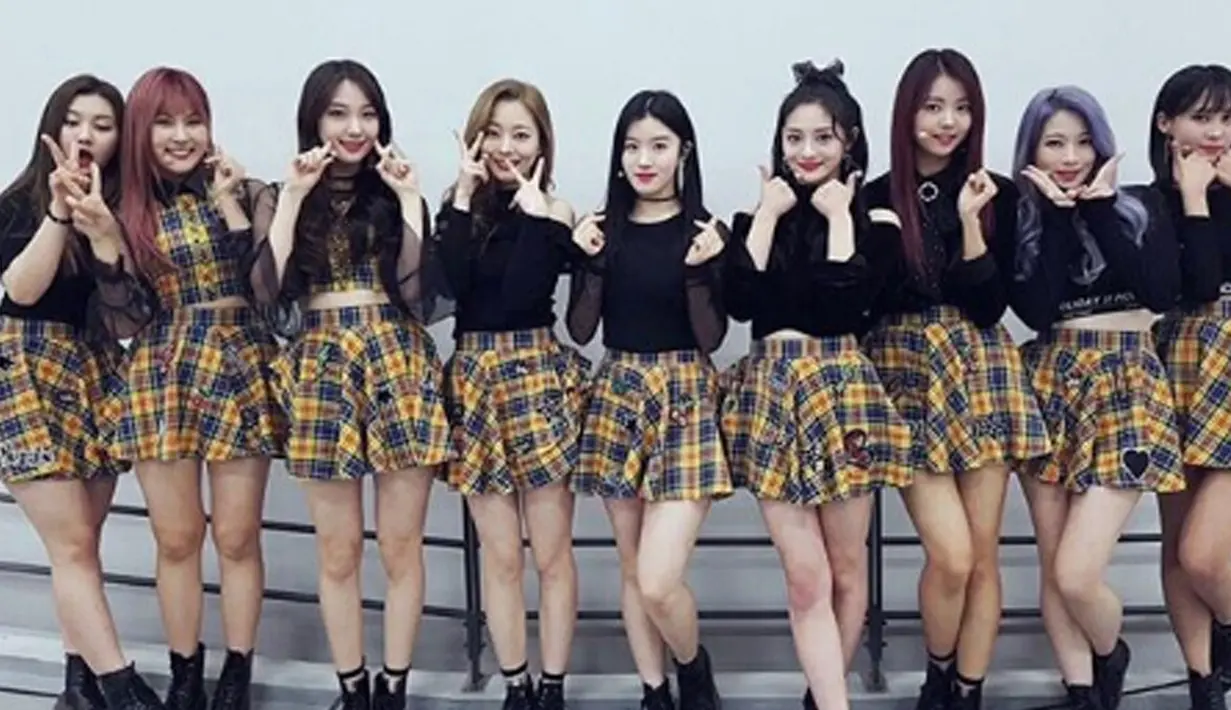 Pristin debut pada 21 Maret 2017 dengan formasi 10 memberdan Nayoung sebagai leader. 7 member Pristin merupakan jebolan dari survival program Produce 101.  (Liputan6.com/IG/pristin_official_)