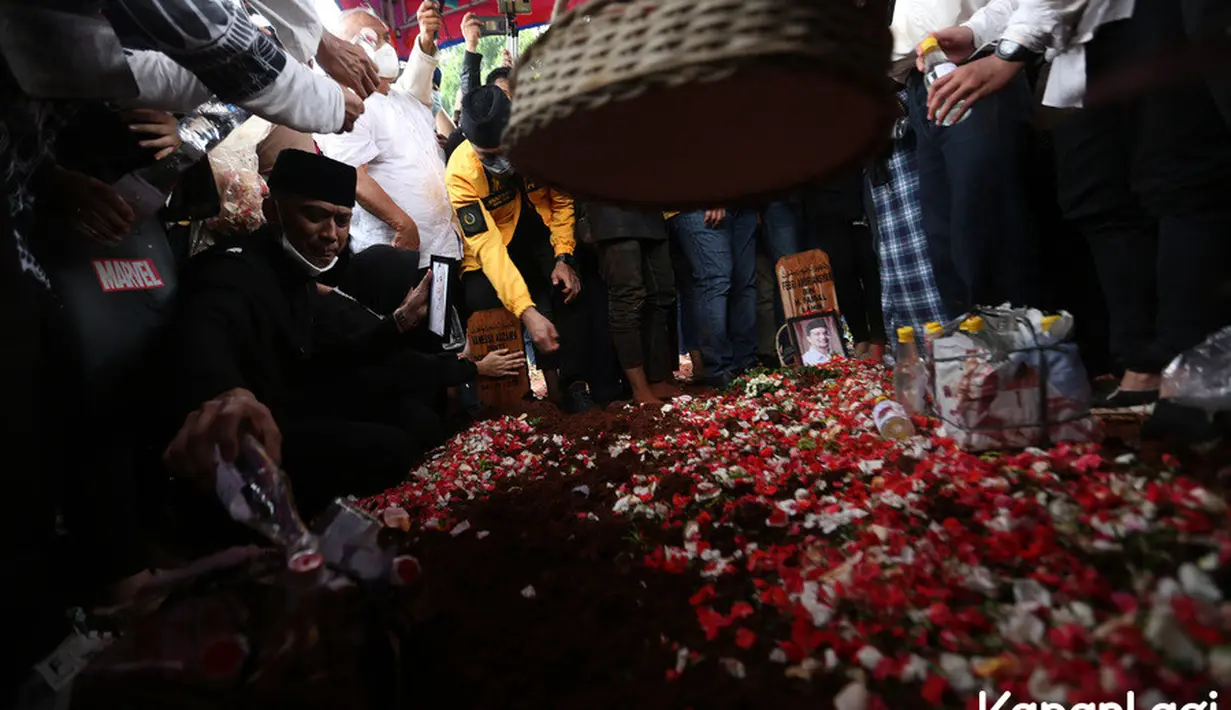 Juga dengan tabur bunga oleh keluarga dan teman-teman dekatnya. (Kapanlagi.com/Budi Santoso)