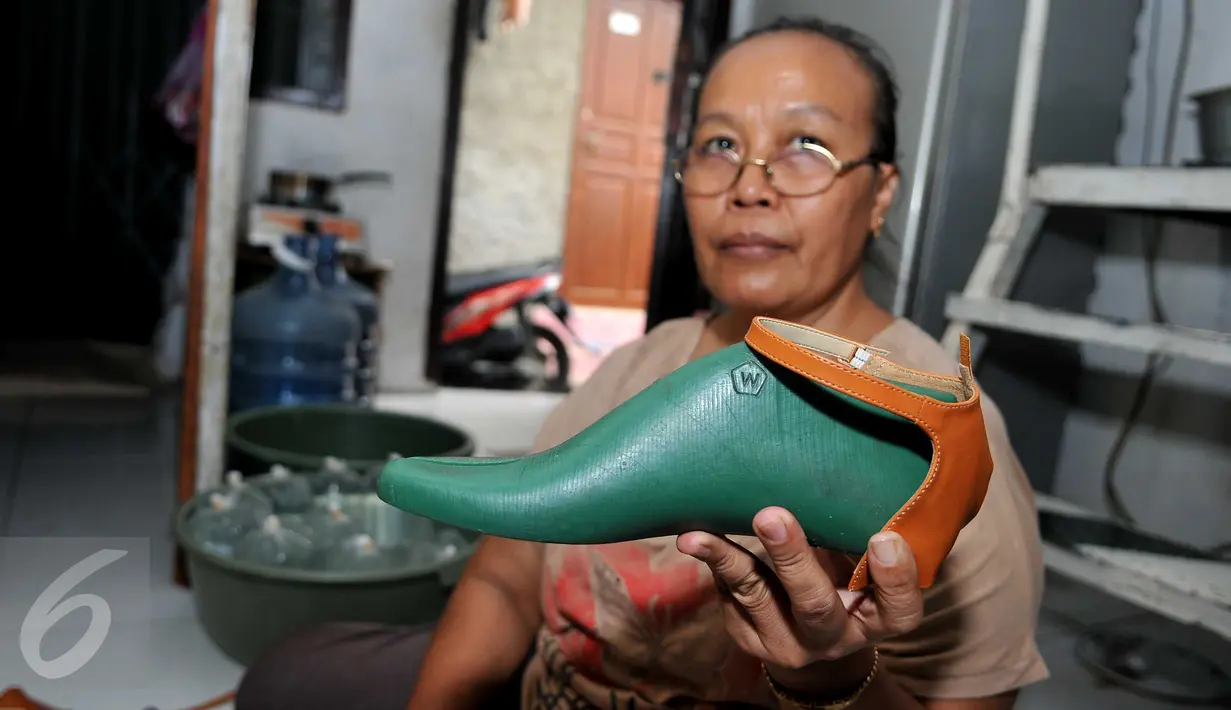 Pekerja UKM menunjukan hasil pembuatan sepatu di kawasan Kalijodo, Jakarta, Selasa (16/2). Terdapat secercah harapan warga yang bekerja di rumah produksi UKM sepatu dibalik rencana pembongkaran lokalisasi kalijodo. (Liputan6.com/Gempur M Surya)