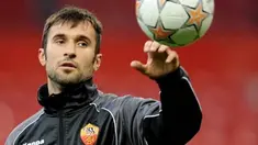 AS Roma's Serbia-Montenegrin forward Mirko Vucinic plays with the ball during trainig session at Manchester Old Trafford Stadium a day before their Champions League football match against MU, April 08 2008. AFP PHOTO /FILIPPO MONTEFORTE