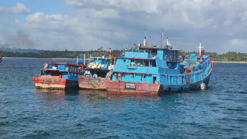 KKP tangkap 3 kapal di Wilayah Pengelolaan Perikanan Negara Republik Indonesia (WPPNRI) – 718 Perairan Kepulauan Aru. Penangkapan dilakukan karena 3 kapal ini melakukan pengalihan muatan hasil tangkapan. (Dok KKP)