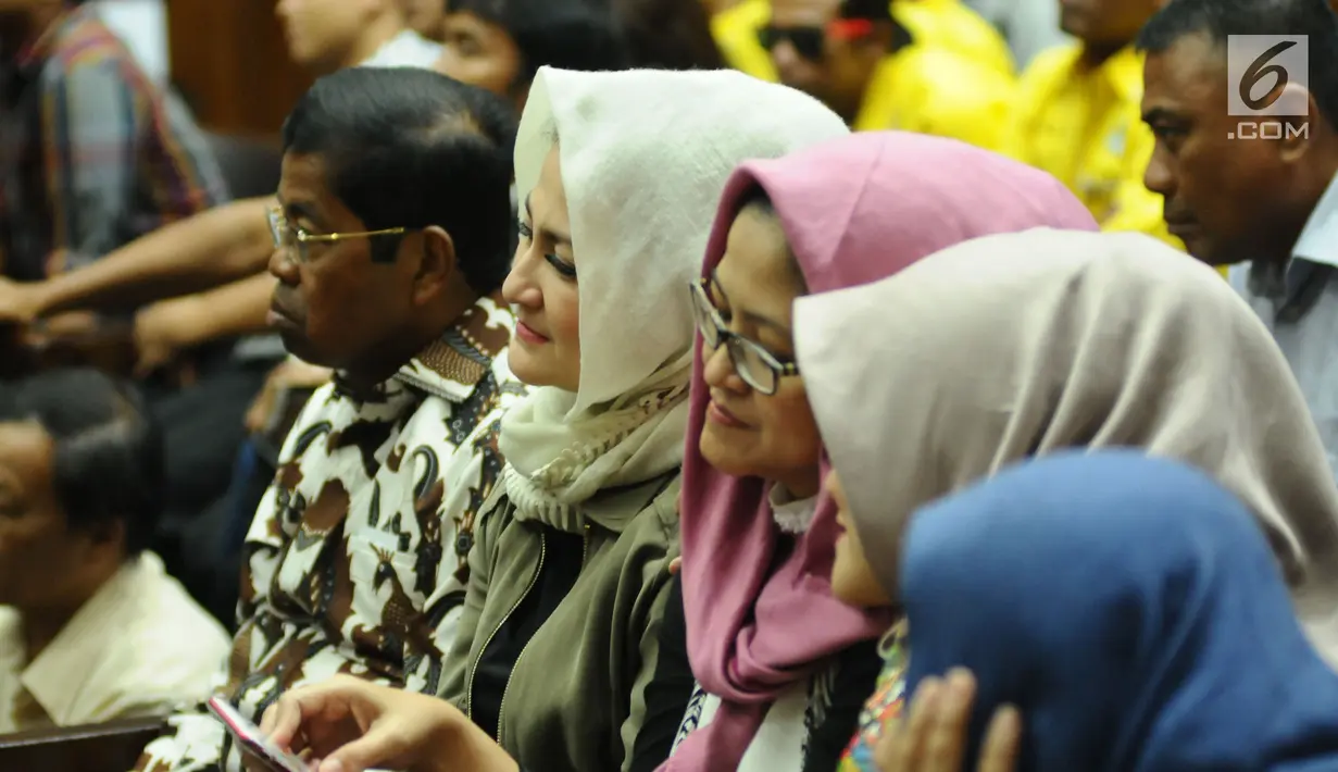 Deisti Astriani Tagor (kedua kanan) saat mengikuti sidang lanjutan dugaan korupsi e-KTP dengan terdakwa Setya Novanto di Pengadilan Tipikor, Jakarta, Kamis (11/1). Sidang beragendakan mendengar keterangan saksi. (Liputan6.com/Helmi Fithriansyah)