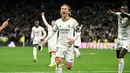 Pemain Real Madrid, Luka Modric merayakan gol penentu kemenangan timnya ke gawang Sevilla pada laga lanjutan Liga Spanyol 2023/2024 di Stadion Santiago Bernabeu, Madrid, Spanyol, Senin (26/02/2024) dini hari WIB. Los Blancos menang dengan skor 1-0. (AFP/Javier Soriano)