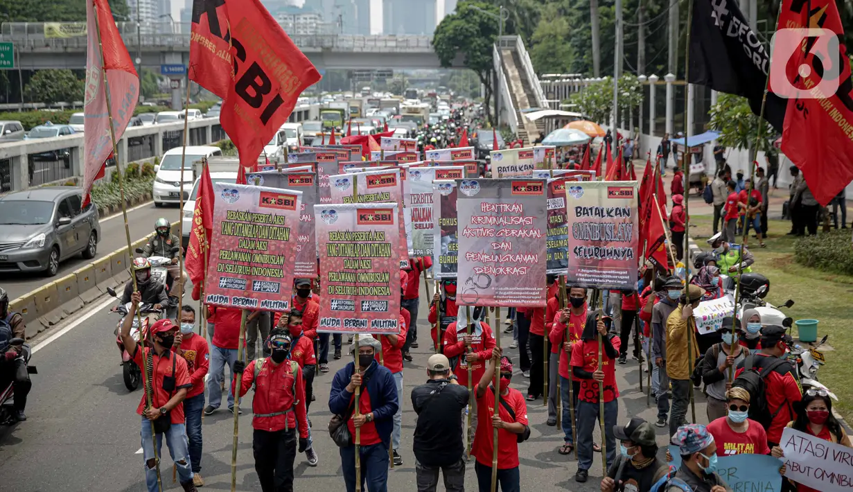 Massa buruh menggelar unjuk rasa di depan Kompleks Gedung DPR/MPR, Jakarta, Selasa (17/11/2020). Buruh kembali menggelar aksi lanjutan menuntut pemerintah dan DPR untuk mencabut Omnibus Law Undang-Undang Cipta Kerja. (Liputan6.com/Faizal Fanani)