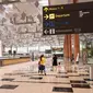 Orang-orang berada di terminal 3 Bandara Changi Singapura (7/12/2020). Bandara Changi Singapura tampak sepi jelang menyambut Natal di Tengah Pandemi COVID-19. (Xinhua/Then Chih Wey)