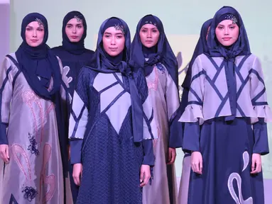 Sejumlah model berpose di atas catwalk mengenakan koleksi desainer Indonesia Fashion Chamber (IFC) dalam Fimela Fuchsia Market 2018 di Kota Kasablanka, Jakarta, Sabtu (26/5). (Liputan6.com/Arya Manggala)