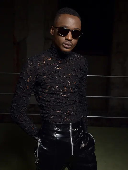 Pemeran Moonlight, Ashton Sanders tampil edgy dalam balutan lace top dan leather pants.(Dok/Bottega Veneta).