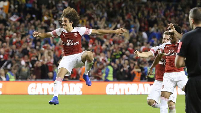 Gelandang Arsenal Matteo Guendouzi (kiri) merayakan dengan rekan satu timnya setelah mereka menang 6-5 dalam adu penalti selama pertandingan International Champions Cup (ICC) di Stadion Aviva di Dublin (1/8). (AFP Photo/Paul Faith)