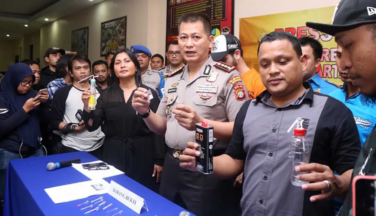 Dalam penggerebekan tersebut, polisi berhasil mengamankan satu paket sabu seberat 0,8 gram, 13 butir Dumolid, satu butir Camlet, dan satu puntung ganja sisa pakai. (Deki Prayoga/Bintang.com)