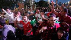Para pendukung Wales berpesta usai nonton bareng Piala Eropa 2016 di fan zone Kota Paris, Prancis, Jumat (1/7/2016). (Bola.com/Vitalis Yogi Trisna)