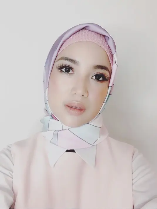 Belakangan ini, ia menjadi pusat perhatian publik lantaran penampilan barunya. Ia terlihat begitu anggun dengan balutan busana muslim dan hjab. (Foto: instagram.com/allurascarves)