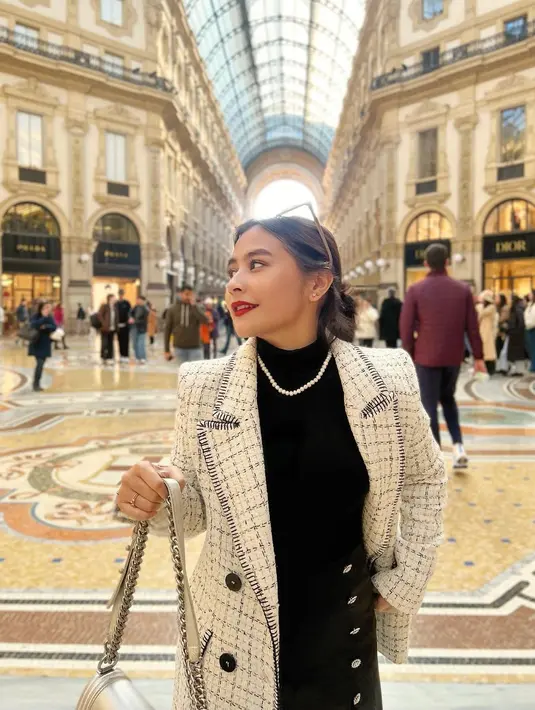 Makin kece, tweed blazer tersebut dipadukan turtleneck top dan button front skirt. [@prillylatuconsina96].
