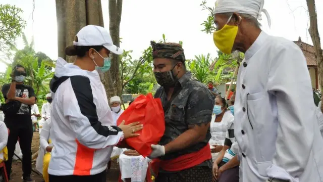 Bupati Eka Serahkan Bantuan untuk Korban Terdampak Bencana Alam di Sangulan, Kediri, Tabanan