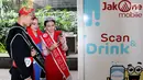 Duta Bank DKI Jakarta 2018, Nita Indriani memberikan edukasi layanan transaksi non tunai melalui aplikasi JakOne Mobile kepada finalis Abang None DKI Jakarta 2018 di Vending Machine Bank DKI di Balaikota, Jakarta  (26/07). (Liputan6.com/HO/Budi)