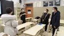 Para guru berbagi gagasan tentang pembelajaran daring (online) di sebuah sekolah menengah di Urumqi, Daerah Otonom Uighur Xinjiang, China, 3 Februari 2020. Demi mencegah dan mengendalikan penyebaran wabah virus corona, sekolah-sekolah di Xinjiang menunda dimulainya semester baru. (Xinhua/Ding Lei)