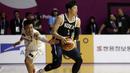 Pebasket Indonesia, Andakara Prastawa Dhyaksa, berusaha merebut bola dari pebasket Korea Selatan, Junghyun Lee, pada laga Asian Games 2018 di Hall Basket GBK, Selasa (14/8/2018). Indonesia takluk 65-104 dari Korsel. (Bola.com/Peksi Cahyo)