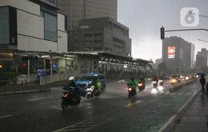 Kenderaan melintas saat hujan di Bundaran HI, Jakarta, Senin (1/11/2021). BMKG mengeluarkan peringatan dini cuaca ekstrem berupa hujan dengan intensitas sedang hingga lebat yang dapat disertai kilat atau petir, dan angin kencang untuk berbagai wilayah di Indonesia. (Liputan6.com/Faizal Fanani)