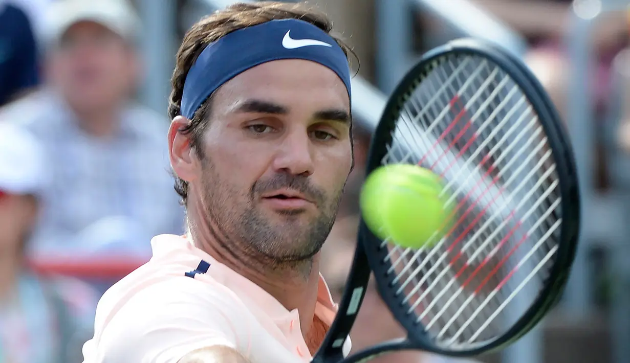 Petenis Swiss, Roger Federer mengembalikan pukulan ke arah petenis Jerman, Alexander Zverev pada final Piala Rogers 2017 di Montreal, Minggu (13/8). Federer takluk dari Zverev dengan dua set langsung 3-6 4-6. (Paul Chiasson/The Canadian Press via AP)