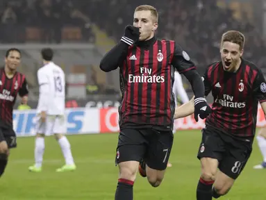 Penyerang AC Milan, Gerard Deulofeu, merayakan gol yang dicetaknya ke gawang Fiorentina pada laga Liga Italia di Stadion San Siro, Italia, Minggu (19/2/2017). AC Milan menang 2-1 atas Fiorentina. (AP/Antonio Calanni)