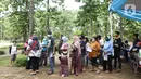 Warga antre untuk melakukan vaksinasi di area TPST Bantargebang, Kota Bekasi, Jumat (29/10/2021). Pihak penyelenggara menyediakan 1000 dosis untuk vaksinasi pertama maupun kedua bagi masyarakat dan komunitas pemulung di sekitar TPST Bantargebang. (Liputan6.com/Helmi Fithriansyah)