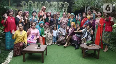 Sejumlah perempuan foto bersama pada acara Ngopi Tengkuluk, Mengenal Penutup Kepala Perempuan Indonesia di Depok, Minggu (26/09/2021). Kegiatan untuk melestarikan budaya Nusantara digelar dalam rangka Hari Batik Nasional. (Liputan6.com/HO/Sybli)