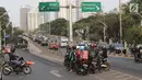 Pengendara motor melihat kondisi penutupan arus lalu lintas yang mengarah jalan Gatot Subroto depan Gedung MPR/DPR/DPD RI, Jakarta, Rabu (25/9/2019). Penutupan ini untuk mengantisipasi unjuk rasa susulan. (Liputan6.com/Helmi Fithriansyah)