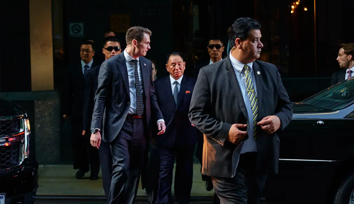 Pejabat tinggi Korea Utara, Kim Yong Chol (tengah) meninggalkan sebuah hotel di New York, Rabu (30/5). Kim Yong Chol, tangan kanan Kim Jong-un terbang dari Beijing dengan maskapai penerbangan Air China ke Amerika Serikat. (AP/Andres Kudacki)