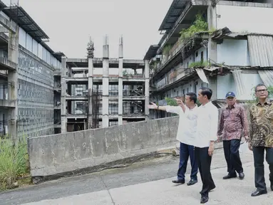 Presiden RI, Jokowi didampingi Menpora, Imam Nahrawi, Menteri PU Pera Basuki Hadimuljono dan Jubir Presiden Budi Johan saat sidak di lokasi proyek Wisma Atlet Hambalang, Sentul, Bogor, Jawa Barat, Jumat (18/3).  (Setpres/Rusman)