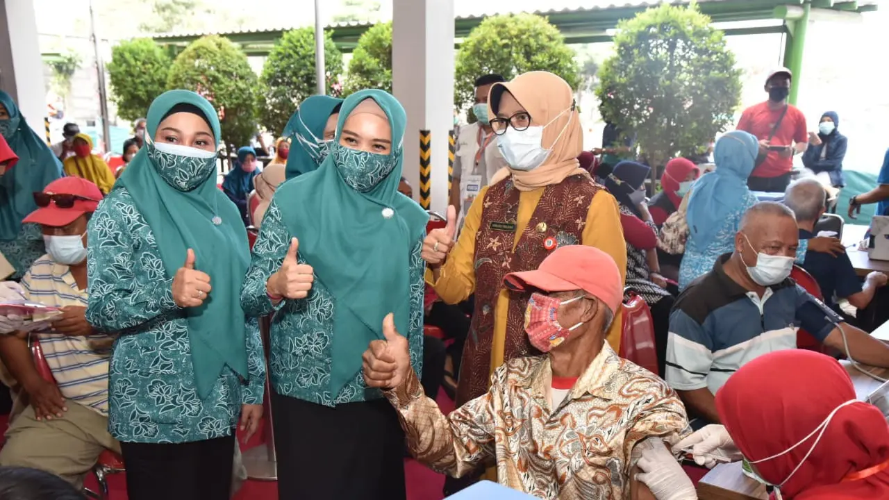 Vaksinasi lansia di Sidoarjo (Dian Kurniawan/Liputan6.com)