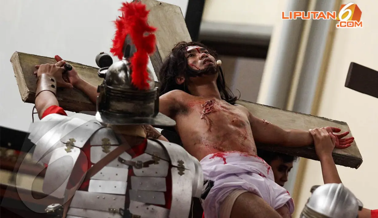 Teaterikal saat tentara Romawi menancapkan paku di tangan Yesus di Jumat Agung, Gereja Katedral, Jakarta, Jumat (18/4/2014) (Liputan6.com/Faizal Fanani).