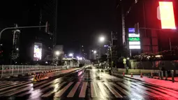 Suasana sepi di sekitar Bundara HI, Jalan MH Thamrin, Jakarta, Kamis (31/12/2020). Berbeda dengan tahun sebelumnya, kawasan di sepanjang Jalan MH Thamrin-Sudirman sepi aktivitas perayaan malam Tahun Baru. (merdeka.com/Iqbal S. Nugroho)