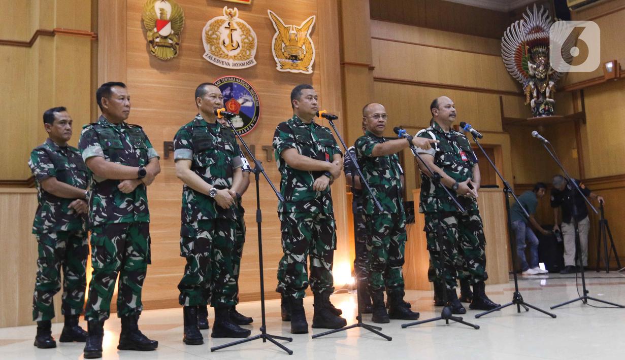 (dari kiri) Orjen TNI Laksamana Muda Nazali Lempo, Jampidmil Mayjen TNI Wahyoedho Indrajit, Kababinkum TNI Laksamana Muda Kresno Buntoro, Kapuspen TNI Laksamana Muda Julius Widjojono dan Daspuspom TNI Marsekal Muda Agung Handoko saat memberikan keterangan pers di Puspen Mabes TNI, Cilangkap, Jakarta, Jumat (28/7/2023). (Liputan6.com/Herman Zakharia)