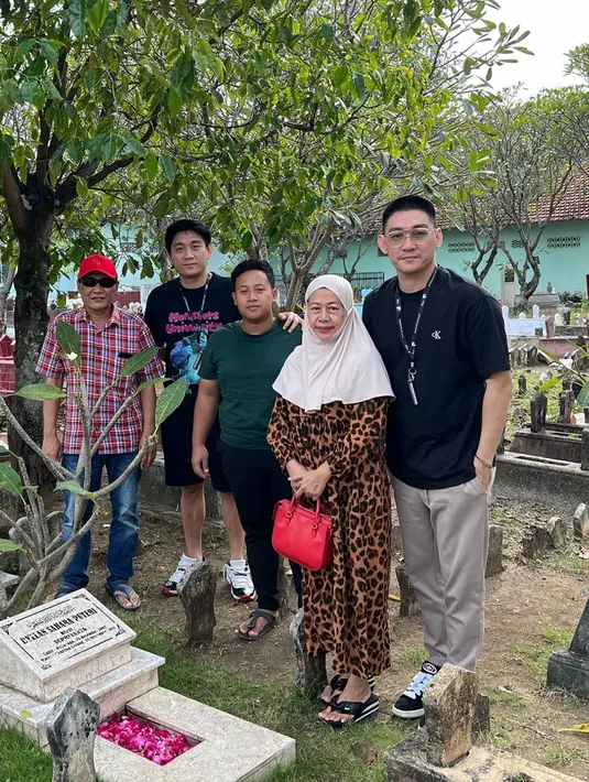 Meski Dylan Sahara sudah tiada, hubungan kekeluargaan antara mereka tampak tidak berubah. Bahkan, kedatangan Ifan ke Ponorogo langsung disambut baik oleh keluarga Dylan. Sejumlah momen hangat pun tercipta saat kunjungan silaturahmi tersebut. (Liputan6.com/IG/@ifanseventeen)