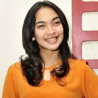 Tika Bravani dikenal sebagai aktris spesialis film drama, namun kali ini ia keluar dari zona nyaman dan mencoba sesuatu yang baru