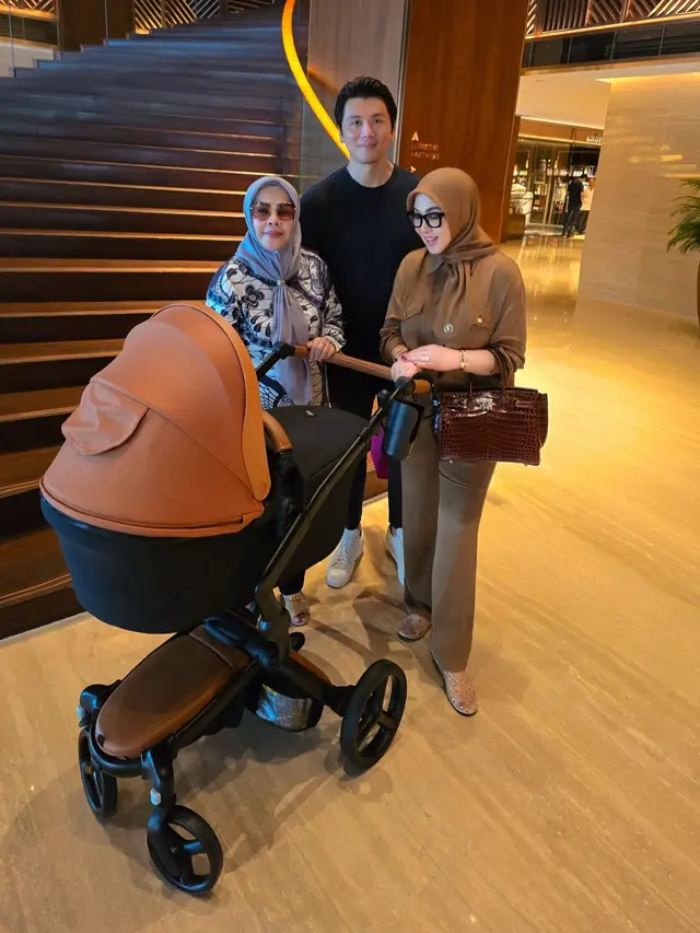 7 Potret Syahrini Ajak Baby R Jalan-Jalan di Singapura, Wajahnya Masih Dirahasiakan