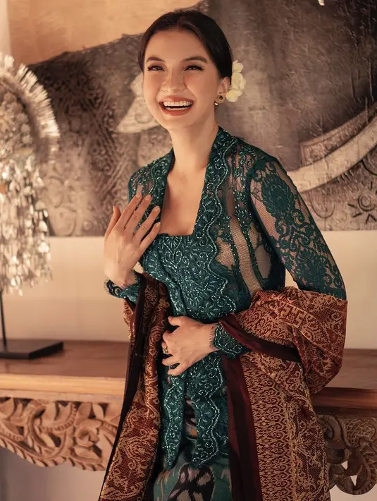 Raline Shah tampil dengan makeup fresh mengenakan lipstik coral dan blush onnya. Dengan gaya rambut sanggul modern dihiasi jepitan rambutnya.  [@kain.menggahagung]