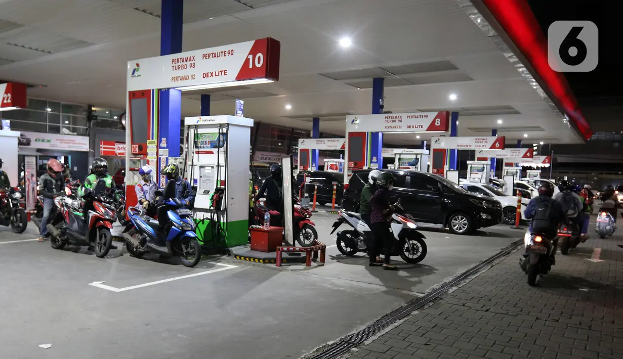 Sejumlah kendaraan mengisi bahan bakar minyak (BBM) di sebuah SPBU di Jakarta, Kamis (31/3/2022). PT Pertamina (Persero) akan memberlakukan tarif baru BBM jenis Pertamax menjadi Rp 12.500 pada 1 April 2022. (Liputan6.com/Herman Zakharia)
