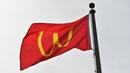 Bendera restoran cepat saji McDonald's dengan logo terbalik yang dikbarkan di Lynwood, California (8/3). Logo tersebut dibalik dari huruf M menjadi huruf W untuk peringati Hari Perempuan Internasional. (Neilson Barnard / Getty Images / AFP)