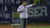 Pelatih Persib, Dejan Antonic saat bertanding melawan Sriwijaya FC dalam laga Torabika Soccer Championship 2016 di Stadion Si Jalak Harupat, Bandung, Sabtu (30/4/2016). (Bola.com/Vitalis Yogi Trisna)
