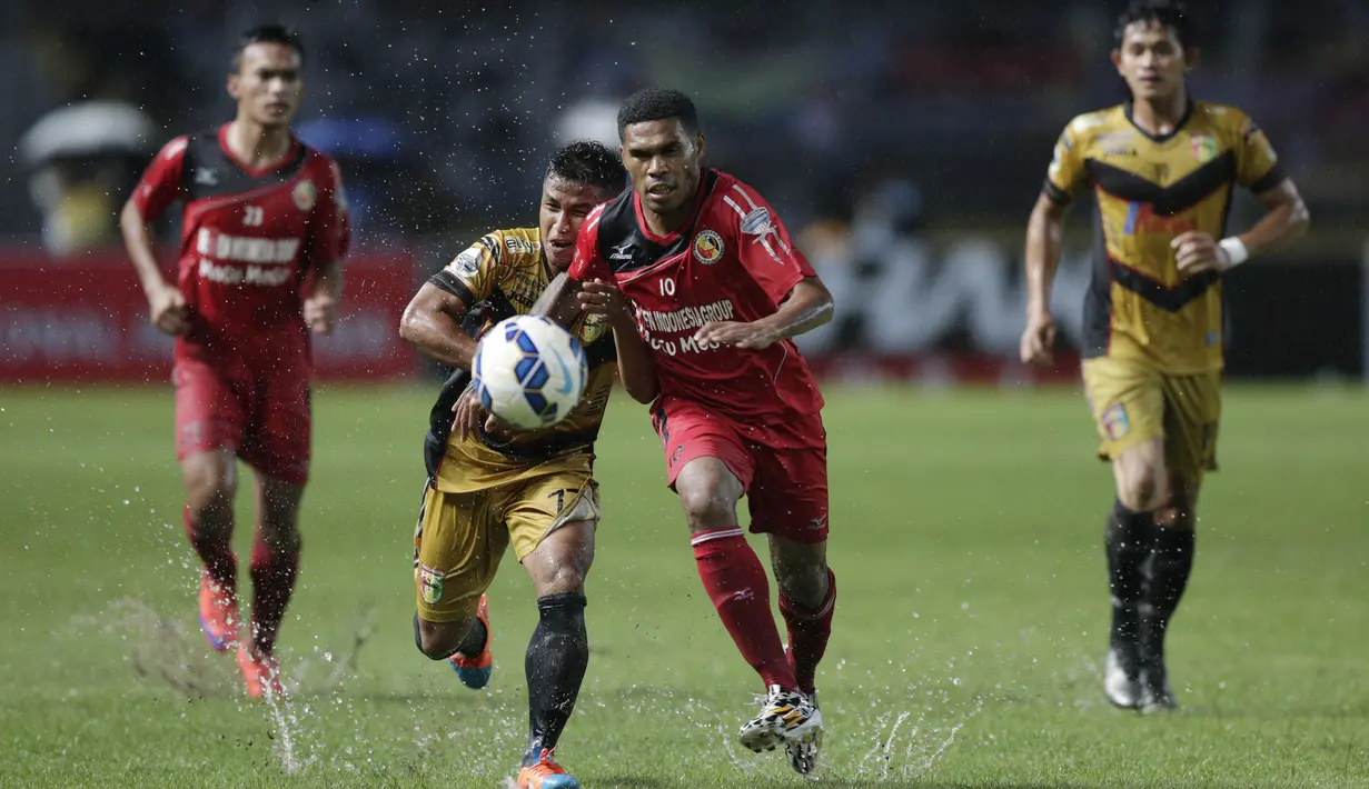 Pemain Mitra Kukar, Defri Rizky, menahan pergerakan gelandang Semen Padang, Vendry Mofu, pada laga final Piala Jenderal Sudirman. Jalannya laga final diwarnai hujan sepanjang pertandingan. (Bola.cm/Vitalis Yogi Trisna)