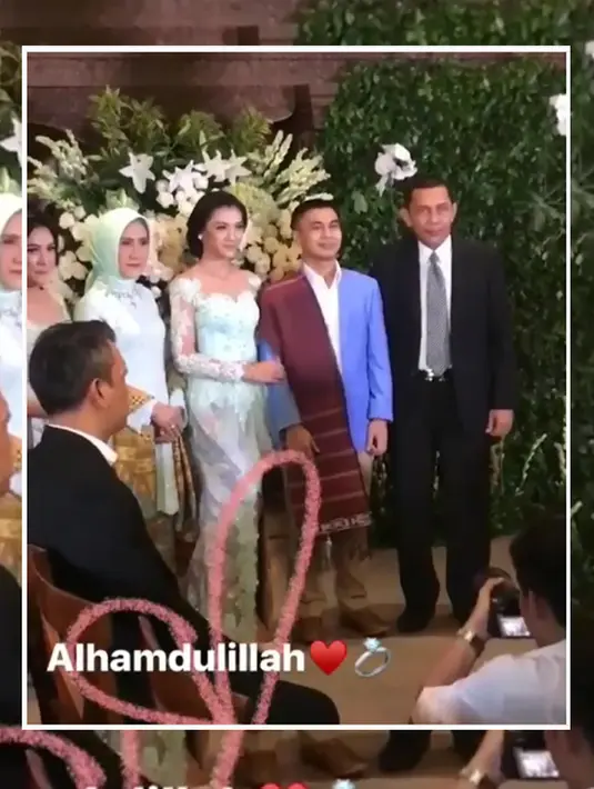 Dalam acara itu, Radit dan calon istrinya juga terlihat bernyanyi bersama. Keduanya kompak dan bersemangat saat menyanyi dangdut. Keceriaan saat keduanya menyanyi bersama. (Instagram/ryvacollection)