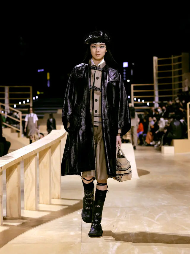 Pertama di Seoul, Show Dior Fall 2022 Jadi Momen Reuni Jisoo BLACKPINK dengan Jung Hae In