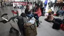 Orang-orang berbaring di lantai setelah penerbangan mereka dengan Maskapai penerbangan bertarif rendah Kolombia Viva Air dibatalkan di bandara internasional El Dorado di Bogota, Selasa (28/2/2023). Lusinan karyawan Viva memprotes di bandara di Bogota pada hari Selasa dengan slogan-slogan seperti "Vida para Viva" (Hidup untuk Viva) dan "Gabung sekarang!" (Juan Barreto / AFP)
